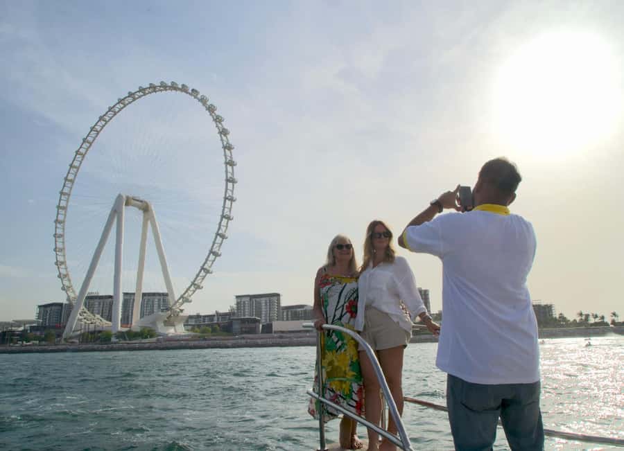 Dubai: Luxury Sunset Yacht Tour with Snacks and Drinks - What a $21 Dubai yacht cruise really gives you