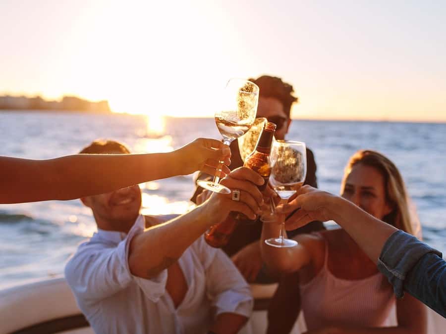 Dubai: Luxury Sunset Yacht Tour with Snacks and Drinks - Atlantis or Burj Al Arab, depending on the sea