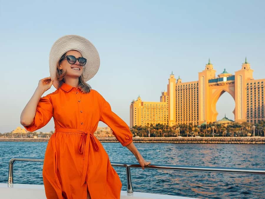 Dubai: Luxury Sunset Yacht Tour with Snacks and Drinks - Bluewaters Island and Ain Dubai from the sea