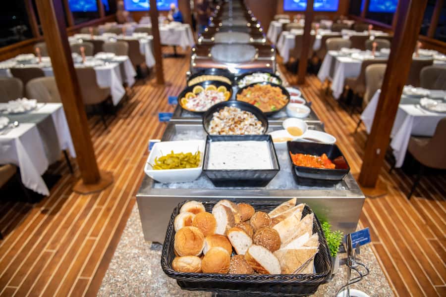 Dubai Marina: Luxury Dinner Cruise, Live Show, Open Bar & DJ - Tanura, live singing, and a DJ