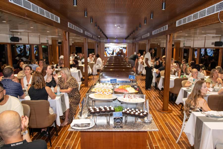 Dubai Marina: Luxury Dinner Cruise, Live Show, Open Bar & DJ - Who will enjoy it most