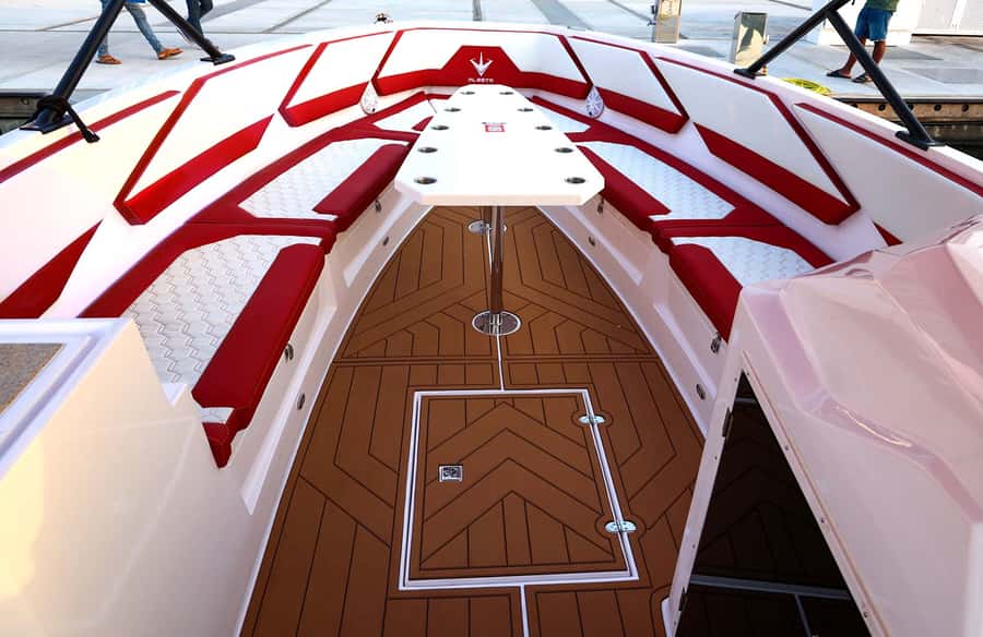 Dubai: Private Luxury Boat with Sightseeing Tour - What the Experience Gets Right