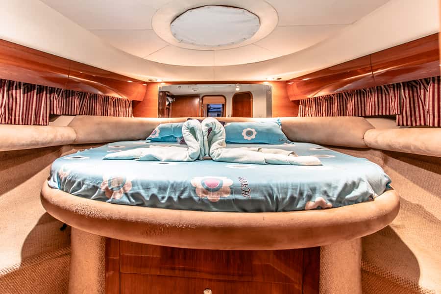 Dubai: Private Luxury Everest Yacht Cruise from Dubai Marina - Should you book the Everest yacht cruise?