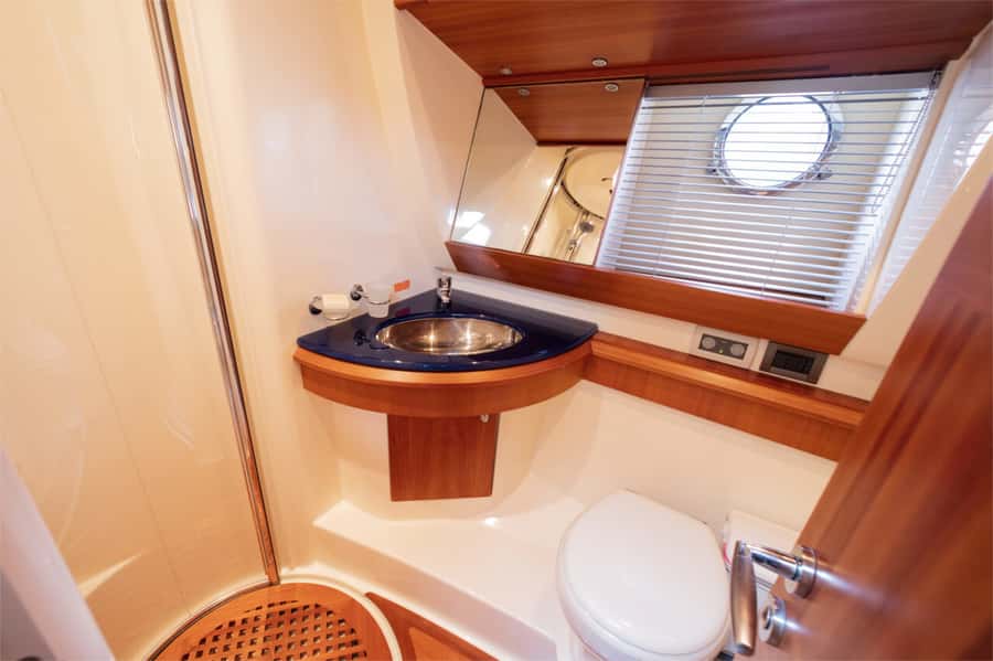 Dubai: Private Luxury Yacht Cruise for up to 20 People - Jumeirah Beach Residence, Ain Dubai, and Bluewaters Island