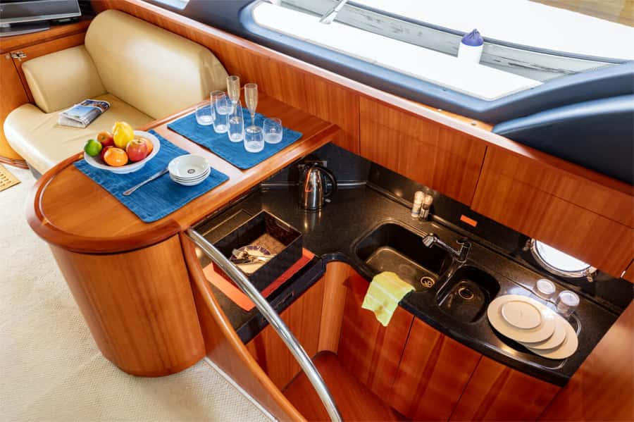 Dubai: Private Luxury Yacht Cruise for up to 20 People - Atlantis, Atlantis The Royal, and the Palm’s grand finale
