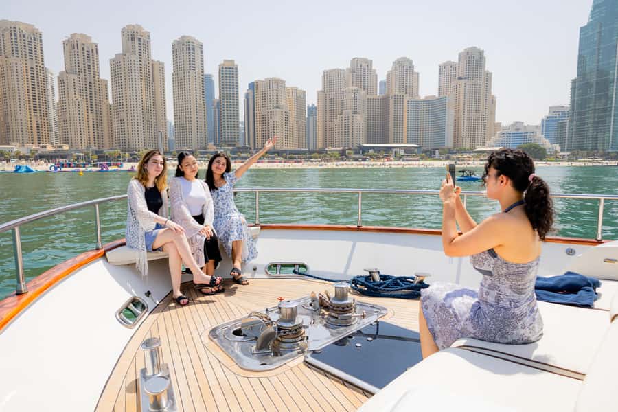 Dubai: The Luxury Yacht Tour with Live BBQ Option - Choosing between one, two, and three hours