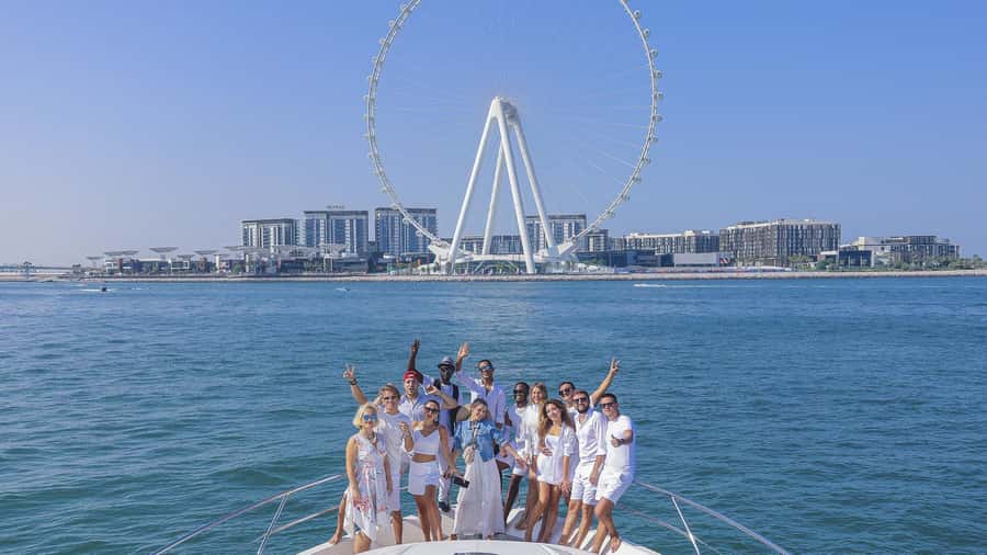 Dubai Waves & Dunes: Luxury Yacht Cruise w/ Red Dunes Safari - What the two yacht options really mean