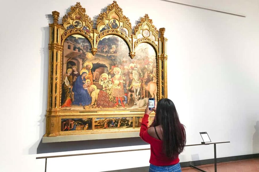 Florence: Uffizi Gallery Reserved-Entry VIP Tour - Moving through the Uffizi’s grand corridors
