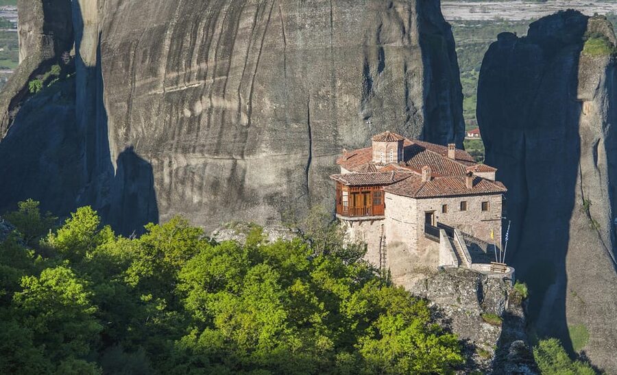 From Athens: Meteora Full-Day Trip with Guide on Luxury Bus - The guide’s role and the independent feel