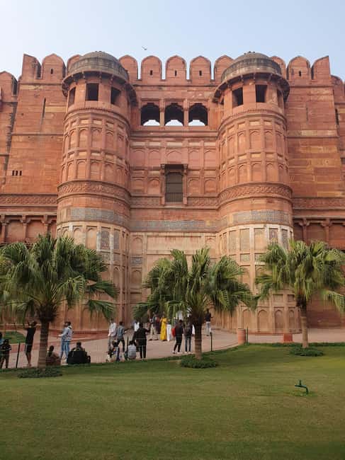 From Delhi: Deluxe Taj Mahal and Agra tour with Luxury Cars - A five-star lunch with a short time limit