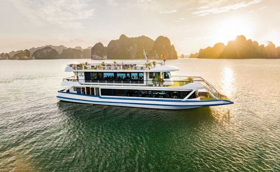 From Hanoi: Ha Long Bay Luxury Day Cruise with Buffet Lunch - Buffet lunch with limestone views