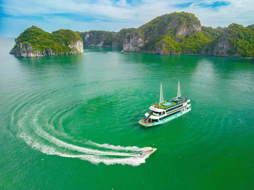 From Hanoi: Halong bay Luxury tour on 5 star cruise - The crowds and the extra stop