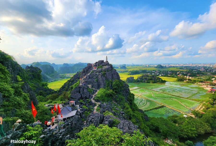 From Hanoi: Hoa Lu-Trang An-Mua Cave Luxury Trip w/Limousine - The guide is the key variable