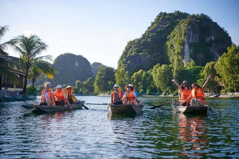 From Hanoi: Trang An, Hoa Lu & Mua Cave Full-Day Luxury Tour - Mua Cave and the 500-step climb