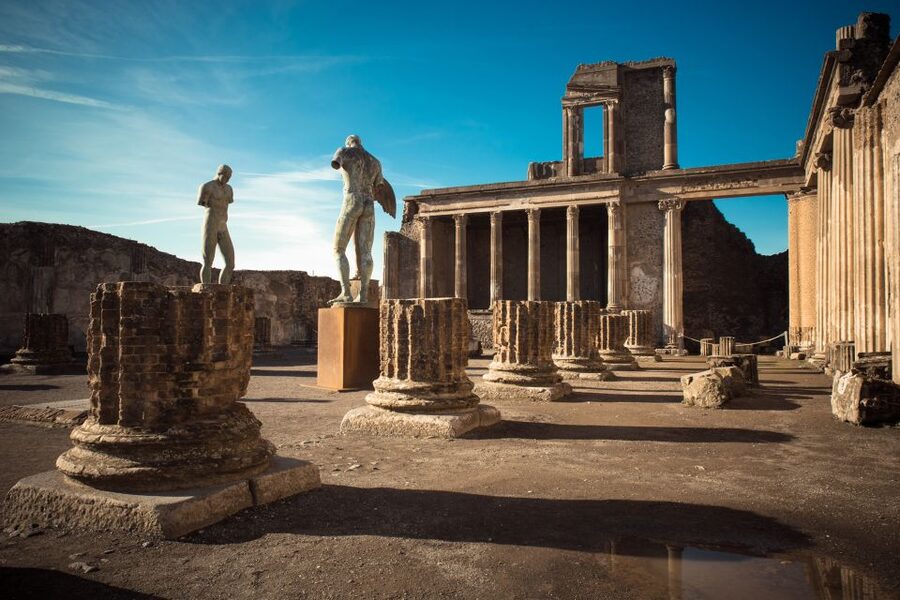 From Naples: Pompeii Ruins VIP Guided Tour - Walking the streets, shops, and bakeries