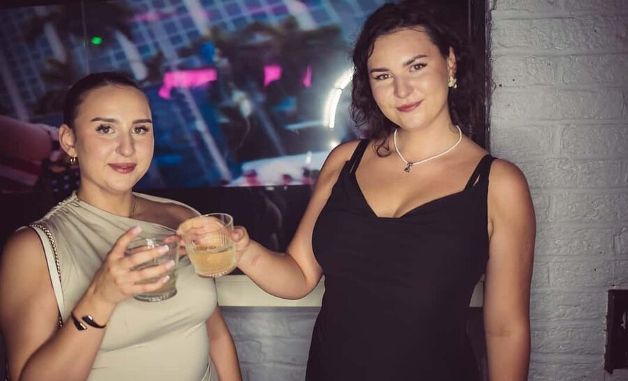 Fun explorers pub Crawl with 1 hour open bar and 3 VIP clubs - Three clubs with VIP entry
