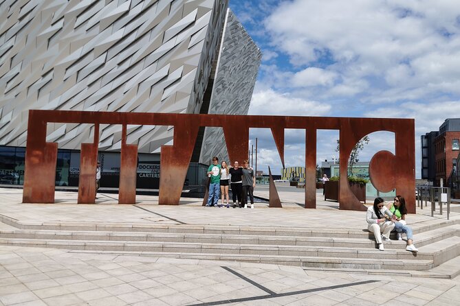 Giants Causeway Tour from Belfast in luxury 7 seater - Starting at Belfast’s Peace Walls