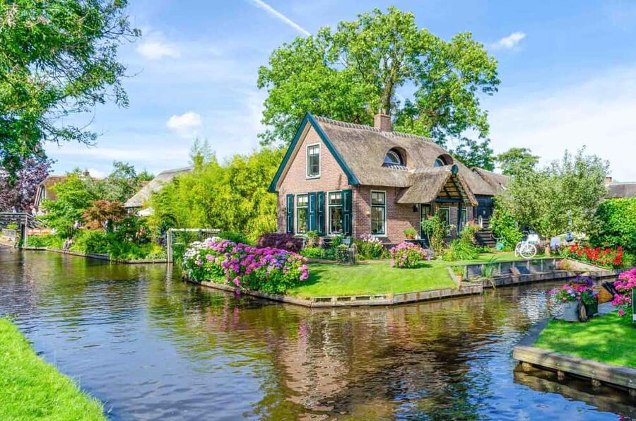Giethoorn : Luxury Private open boat tour with local captain - Key points at a glance