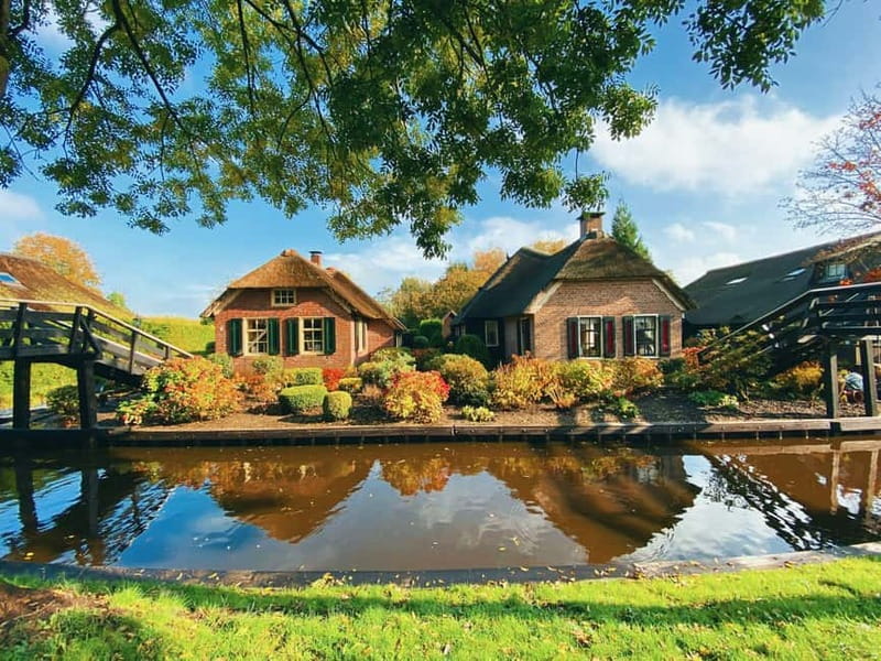 Giethoorn : Luxury Private open boat tour with local captain - Boarding the open-roof boat
