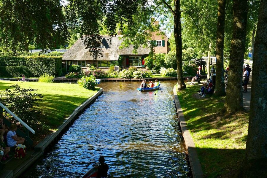 Giethoorn : Luxury Private open boat tour with local captain - Who should book this boat ride