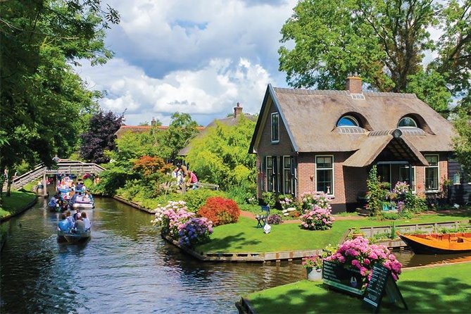Giethoorn Private Tour Guide Giethoorn in luxury Jaguar S Type - Weather, comfort, and practical details