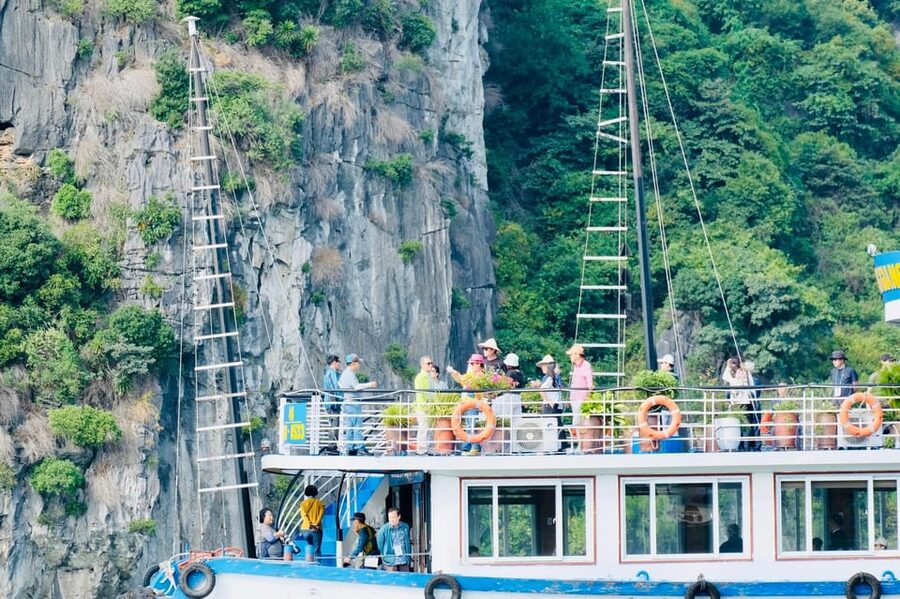 Ha Long 1 Day Luxury Small Group & Kayaking - Lunch on board