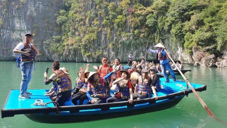 Ha Long 1 Day Luxury Small Group & Kayaking - Sung Sot Cave and its unusual formations