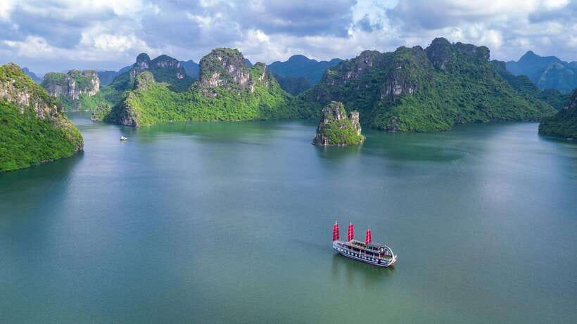 Ha Long Bay - Bai Tu Long Bay Luxury Boat Tour & Transfer - Sung Sot Cave, Ha Long Bay’s biggest cave stop