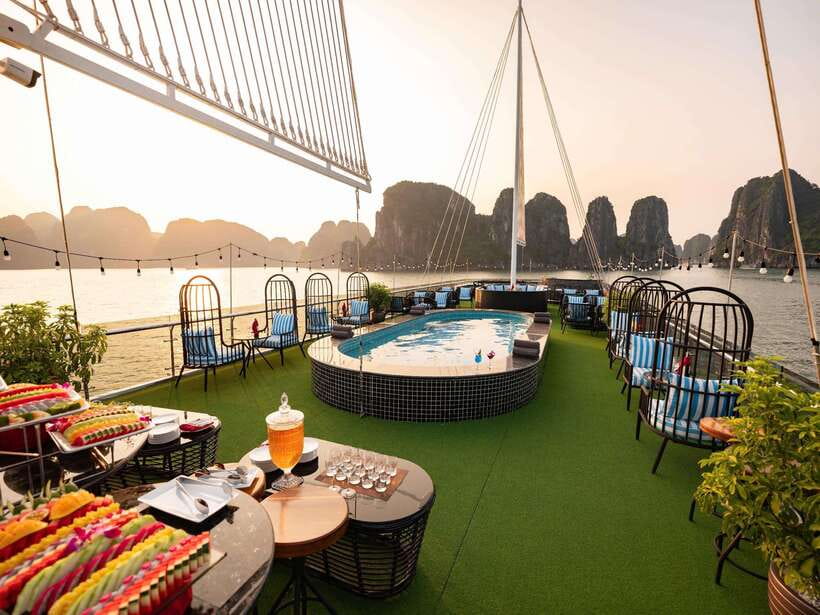 Ha Long Bay Luxury Full Day Cruise| Buffet & All Included - Key points at a glance