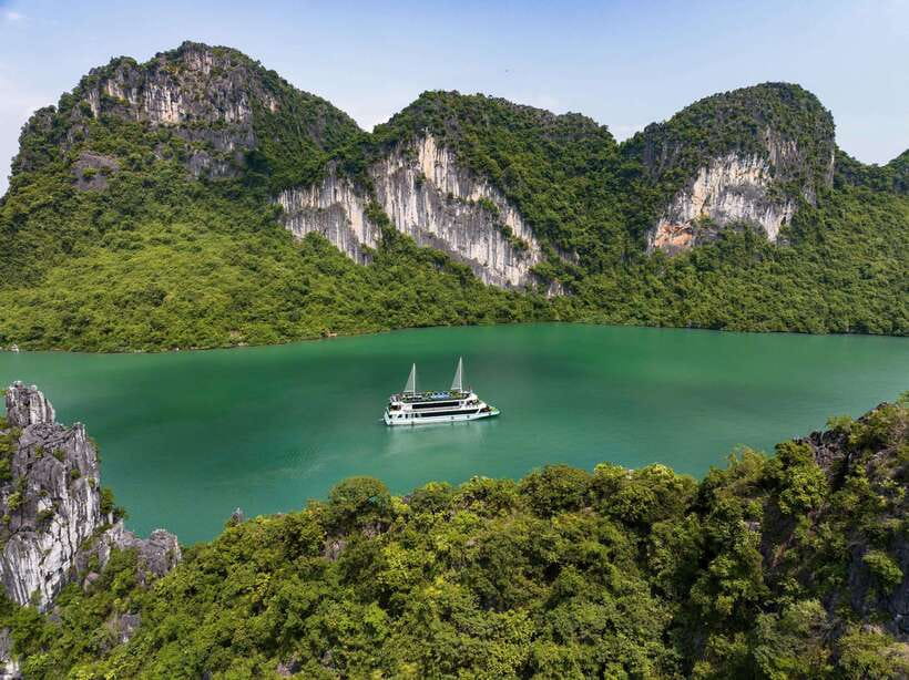 Ha Long Bay Luxury Full Day Cruise| Buffet & All Included - The seafood buffet on board