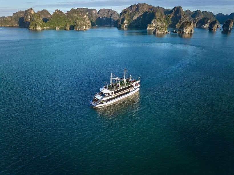 Halong Bay Luxury Cruise: Kayak&Swim,Cave, Party BEST SELLER - What lunch and the sunset party add