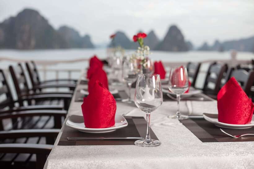 Hanoi: Ha Long Bay 2-Day 1-Night Tour by 4-star Luxury Junk - Titop Island for swimming or a viewpoint