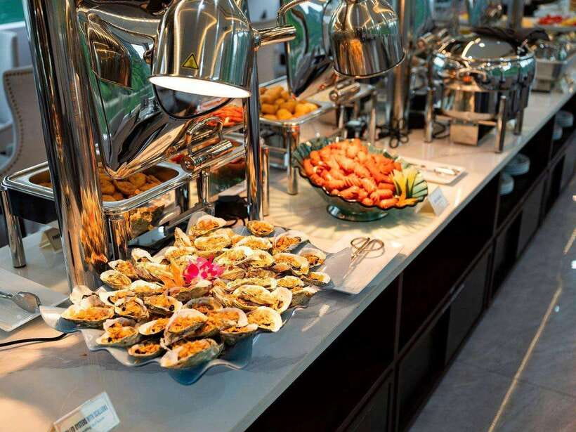 Hanoi: Ha Long Bay Day Trip - Luxury Cruise & Buffet Lunch - Arriving at Tuan Chau Port and meeting the limestone islands