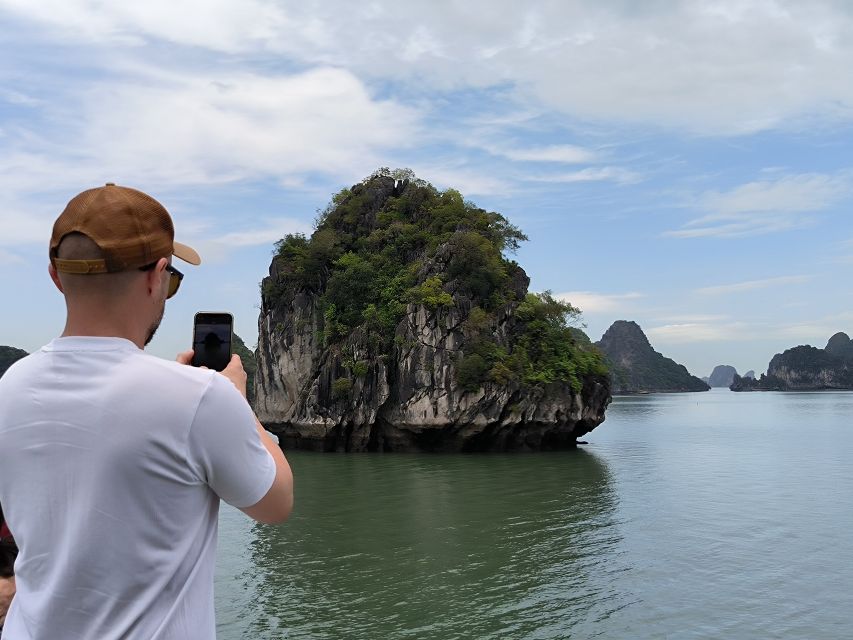 Hanoi Halong Luxury Day Tour with Private Cabin - Lunch with limestone views