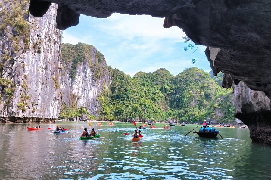 Hanoi Halong Luxury Day Tour with Private Cabin - Luon Cave by kayak or bamboo boat