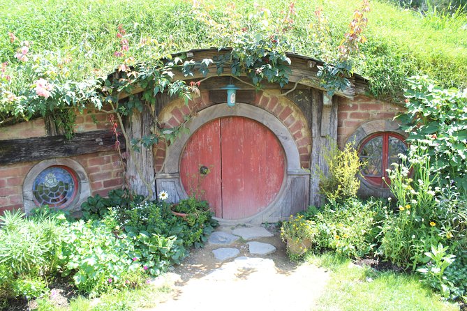 Hobbiton Afternoon Tour in Luxury Minibus from Auckland - The Green Dragon Inn and the final touch