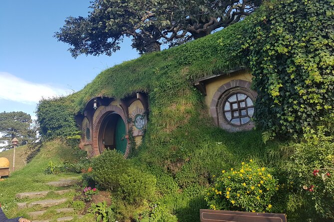 Hobbiton Afternoon Tour in Luxury Minibus from Auckland - Arriving at Shire’s Rest before the set tour