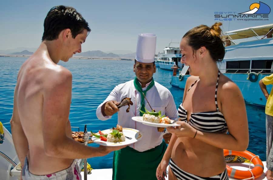 Hurghada: Luxury Orange Bay Cruise with Lunch and Pickup - Service, languages, and group atmosphere