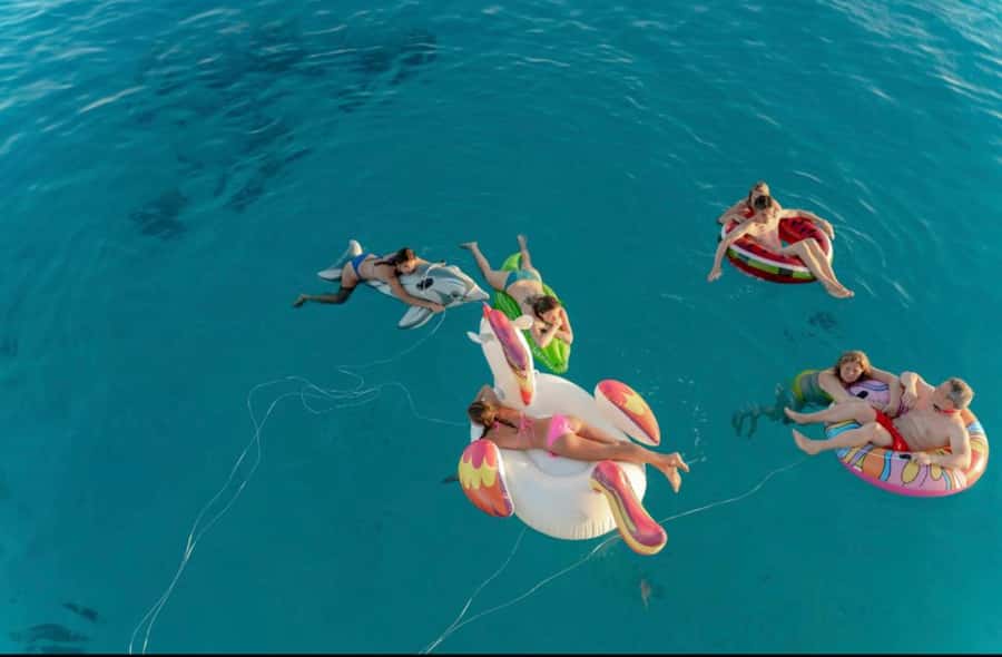 Hurghada: Luxury Yacht Trip with Personal Crew and Chef - Boarding with juice, towels, and a proper yacht tour
