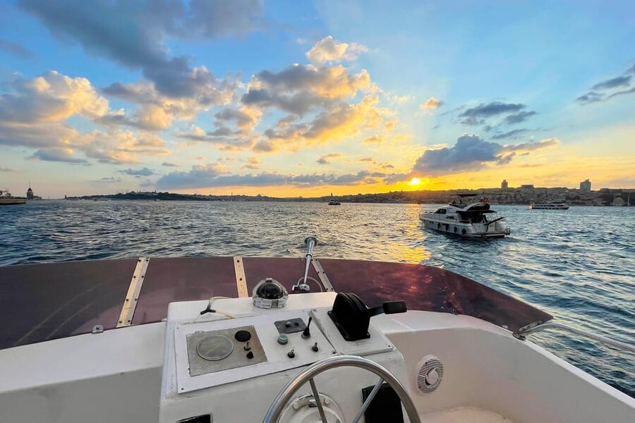 Istanbul: Bosphorus Cruise by Luxury Yacht - Beylerbeyi Palace and the return toward Karaköy
