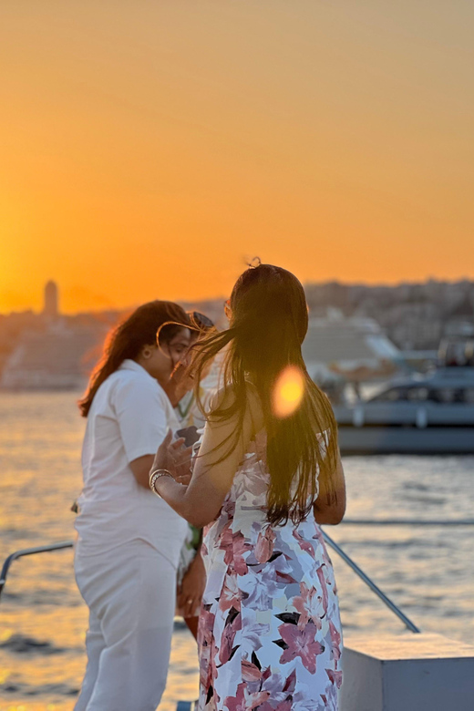 Istanbul: Bosphorus Sunset Cruise on a Luxury Yacht - Anatolian Fortress and Kucuksu Palace
