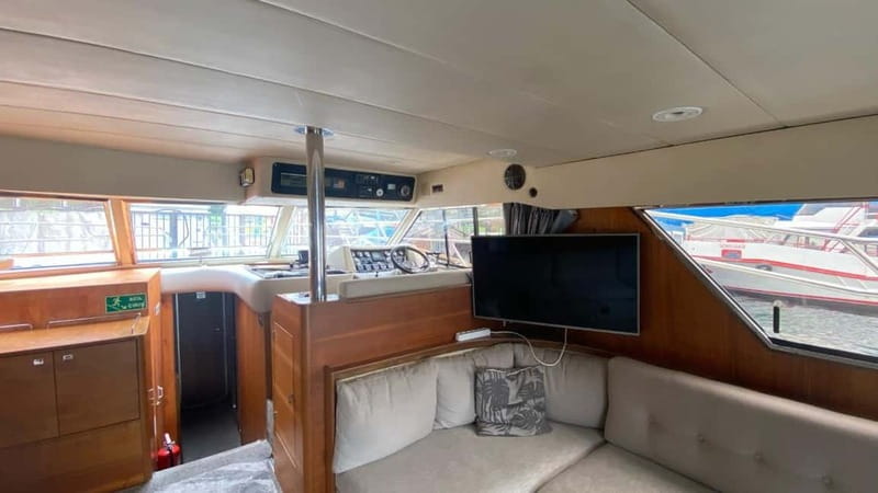 Istanbul: Luxury Yacht on Bosphorus - Food, decorations, and special occasions
