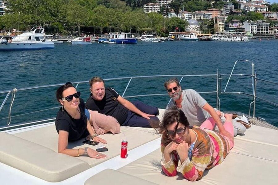 Istanbul: Luxury Yacht Tour at Sunset w Snacks - Maiden’s Tower and the most memorable photo stop