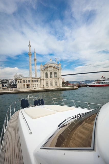 Istanbul: Luxury Yacht Tour at Sunset w Snacks - Bridges, villas, and the changing city lights