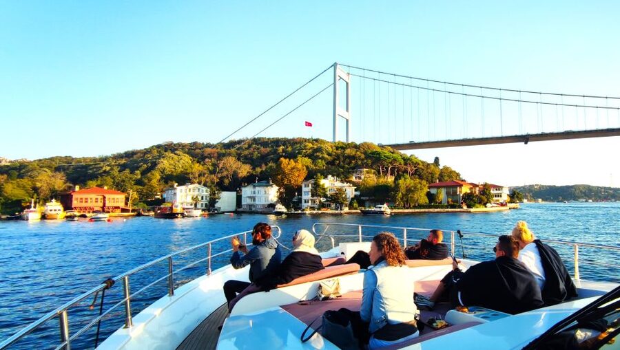 Istanbul: Old City Tour and Luxury Sunset Bosphorus Cruise - One long day, two very different views of Istanbul
