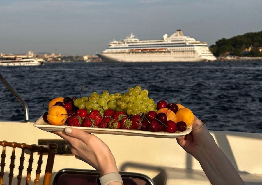 Istanbul: Small-Group Luxury Yacht Sunset Cruise w/ Snacks - Dolmabahçe and Çırağan Palaces by water