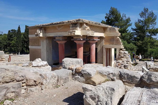 Knossos Palace and Pottery experience (Luxury Adventure) - A traditional lunch with one important caveat