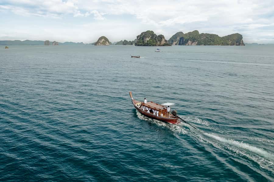 Krabi: Private Luxury Longtail Boat Island Hopping Tour - What the picnic and drinks add to the day