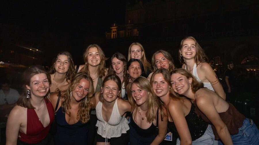 Krakow: Pub Crawl 1H Open Bar, VIP Entry & Welcome Shots - The opening power hour