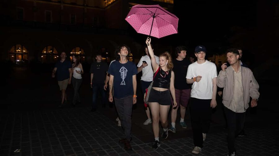 Krakow: Pub Crawl 1H Open Bar, VIP Entry & Welcome Shots - How the guides shape the night